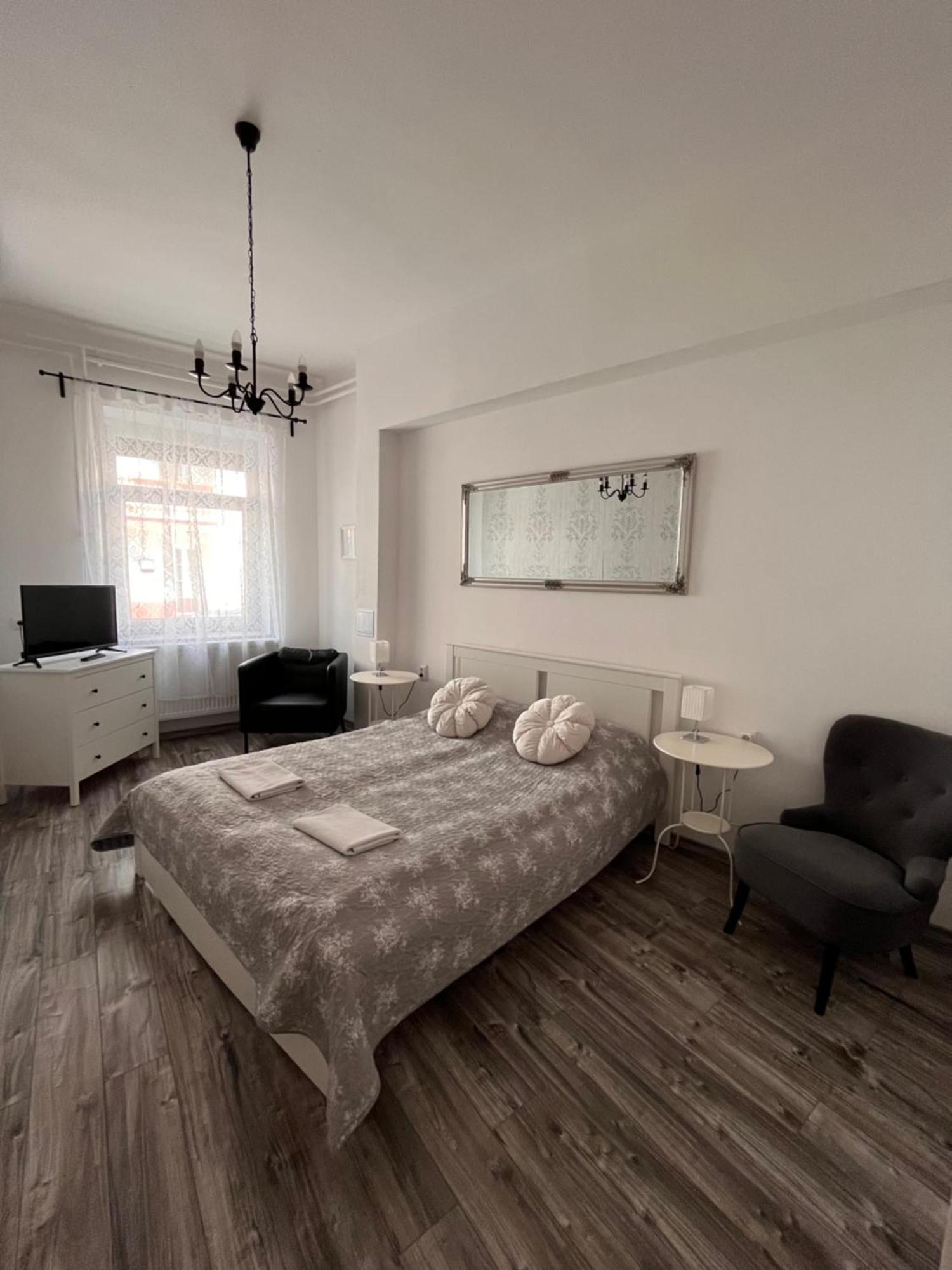 Pacsirta Apartmanhaz Эгер Экстерьер фото