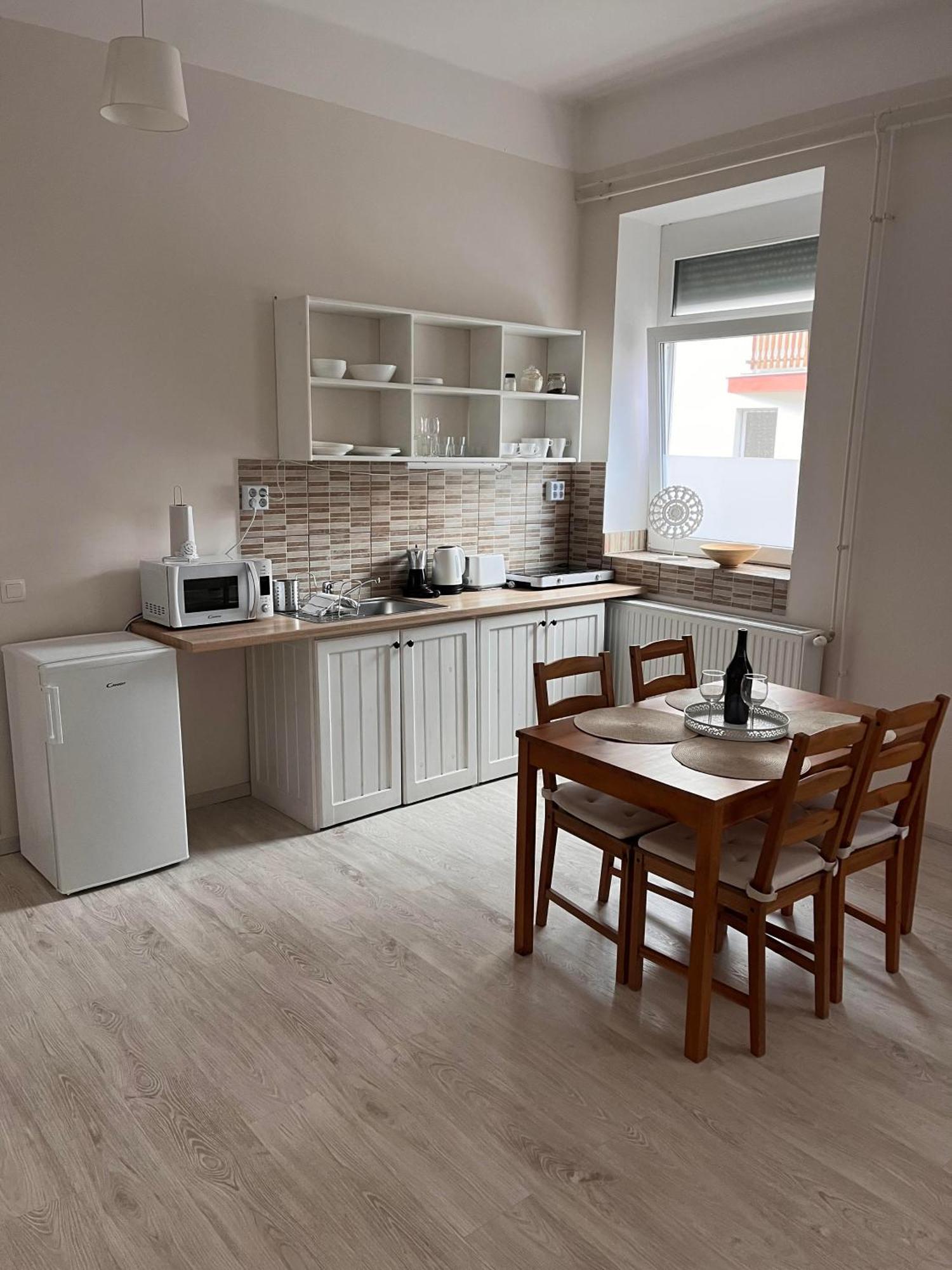 Pacsirta Apartmanhaz Эгер Экстерьер фото