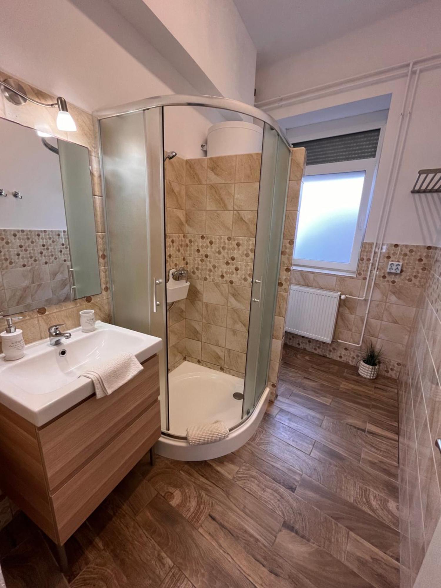 Pacsirta Apartmanhaz Эгер Экстерьер фото