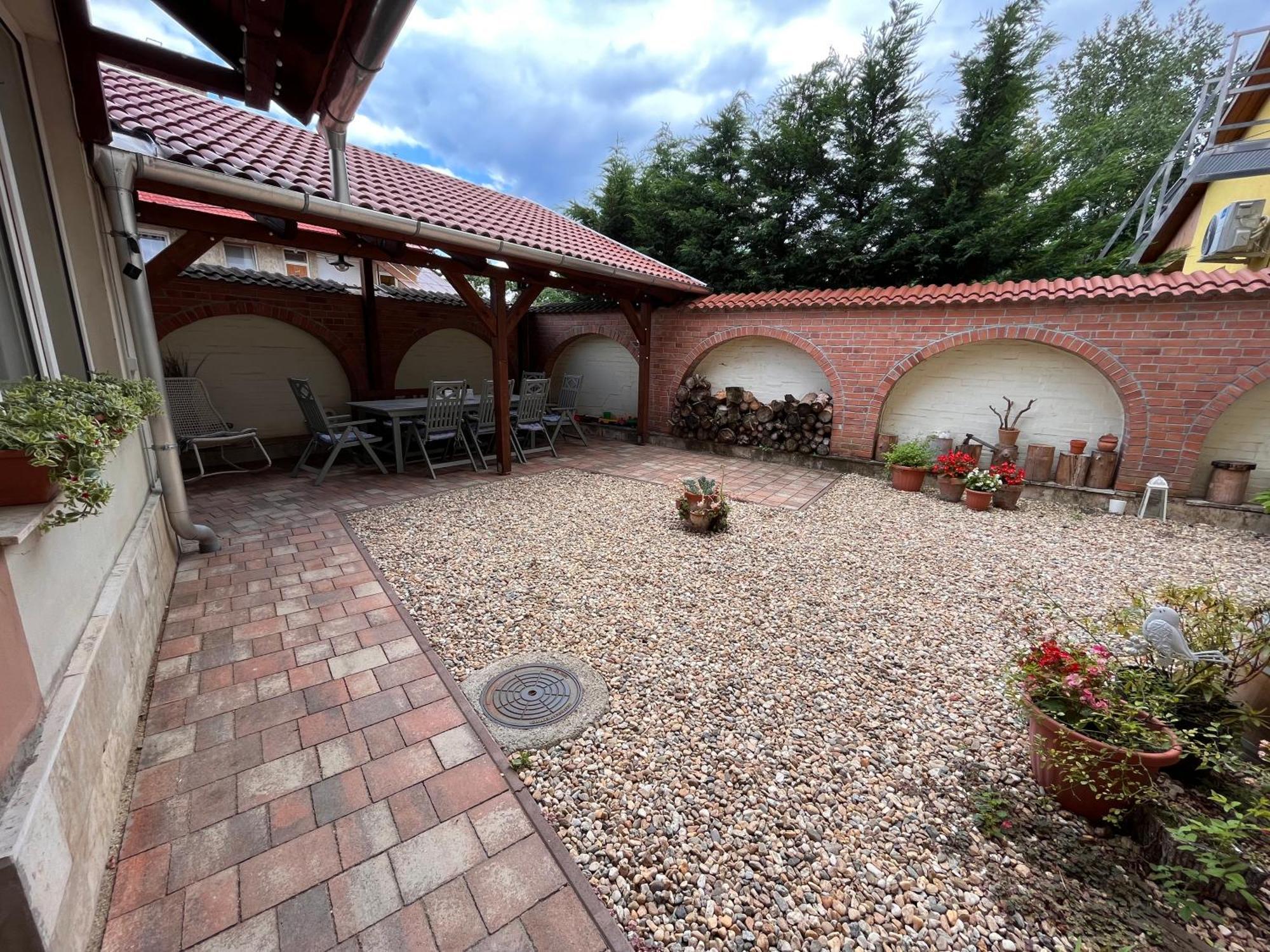 Pacsirta Apartmanhaz Эгер Экстерьер фото